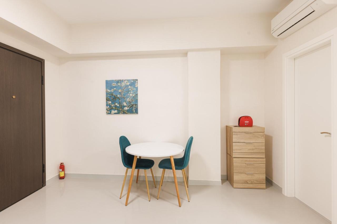 Fully Renovated Luxurious Semi-Basement Studio Atény Exteriér fotografie