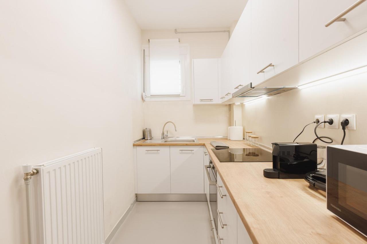 Fully Renovated Luxurious Semi-Basement Studio Atény Exteriér fotografie